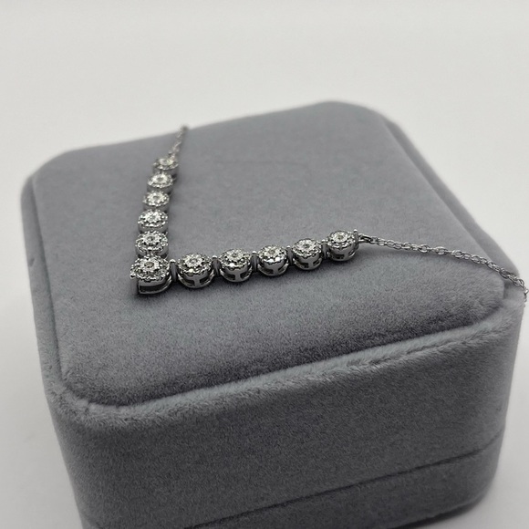 0.50 CT Natural Diamond Chevron Sterling Silver Necklace - Picture 4 of 6